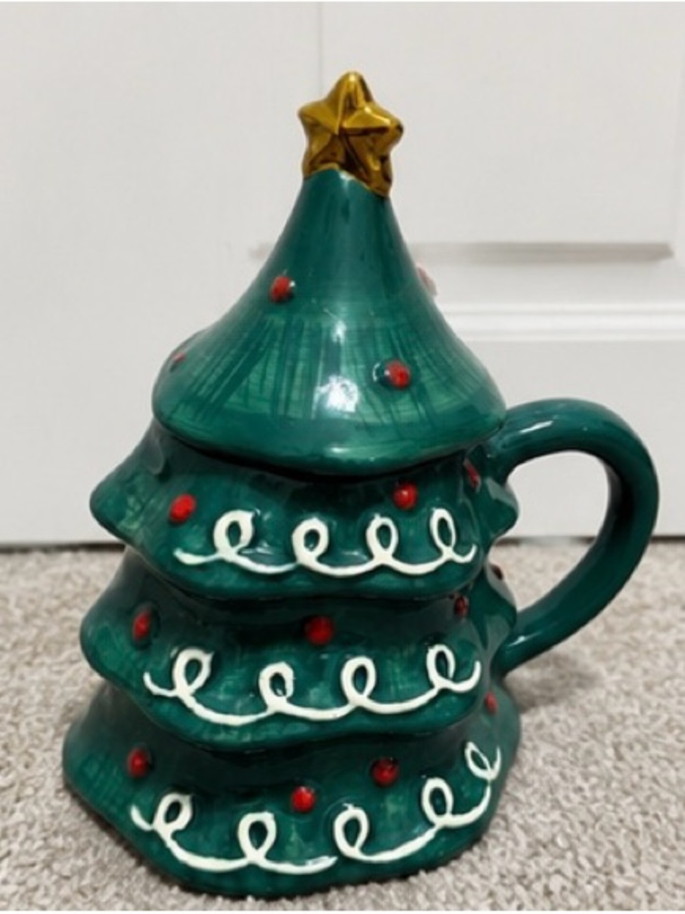 Festive Green Christmas Tree Ceramic Mug with Lid - Gold Star